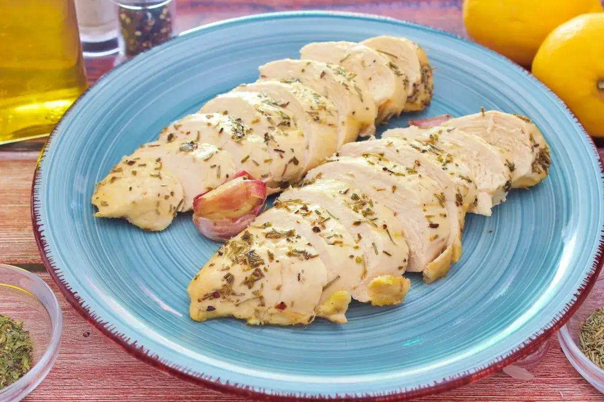 Pechuga de pollo asada, cortada en rodajas y sazonada con hierbas. Perfecta para tus recetas con pechuga de pollo.