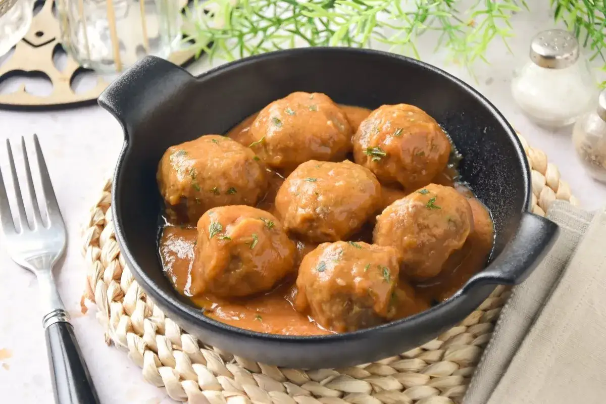 Sabrosas albóndigas en salsa casera, un plato reconfortante listo para disfrutar.