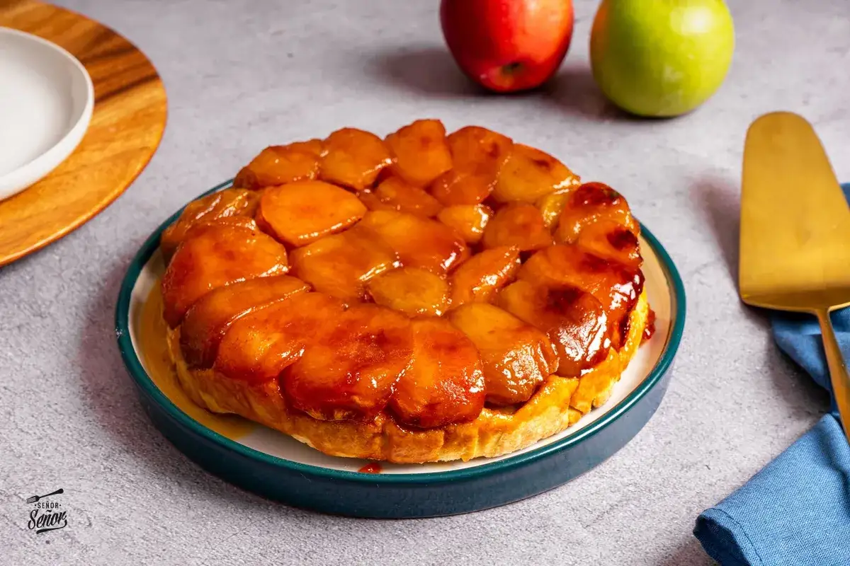 Deliciosa tarta tatin dorada, con manzanas caramelizadas y masa crujiente, lista para servir.