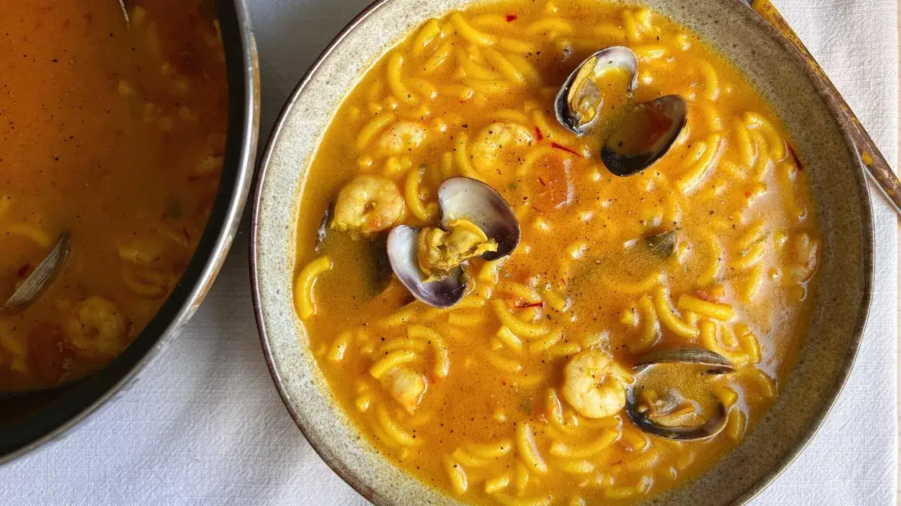Un plato humeante de fideos a la cazuela con gambas y almejas, un fest&iacute;n para los sentidos.