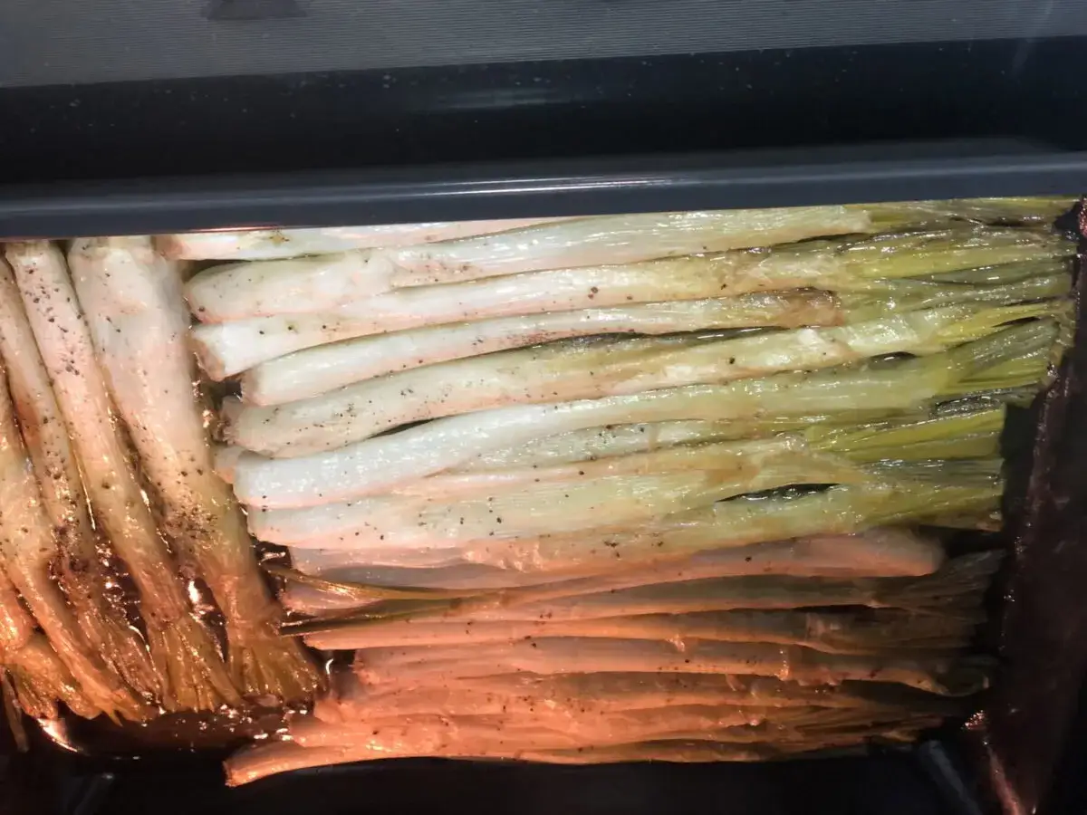 Calçots al horno, tiernos y dorados, listos para disfrutar.