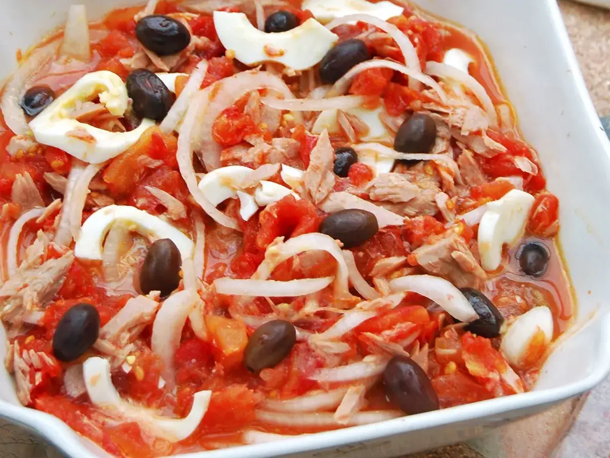 Ensalada murciana con atún desmigado, tomate, cebolla, huevo duro y aceitunas negras.