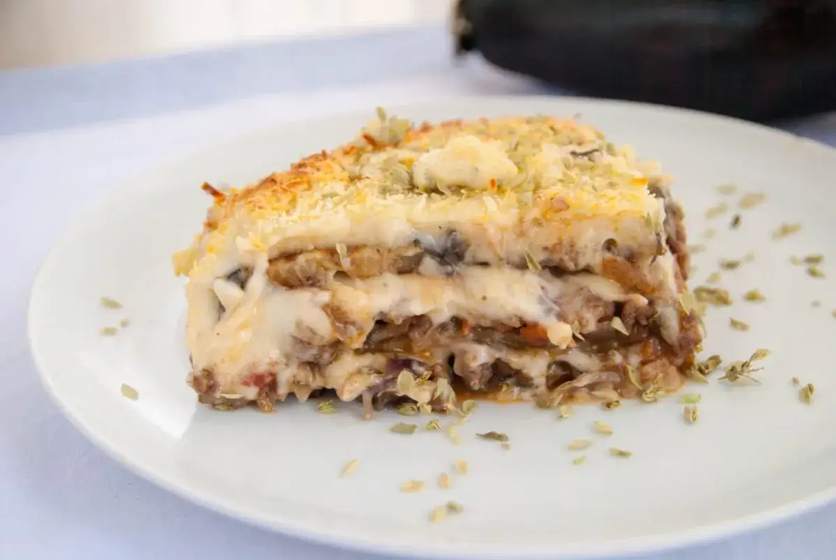 Porción de musaka casera, con capas de berenjena, carne y bechamel gratinada. Una deliciosa musaka receta para disfrutar.