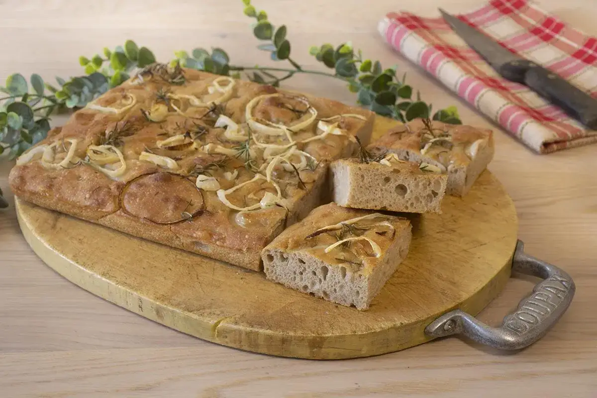 Focaccia con cebolla y romero, lista para disfrutar. Una deliciosa receta casera.