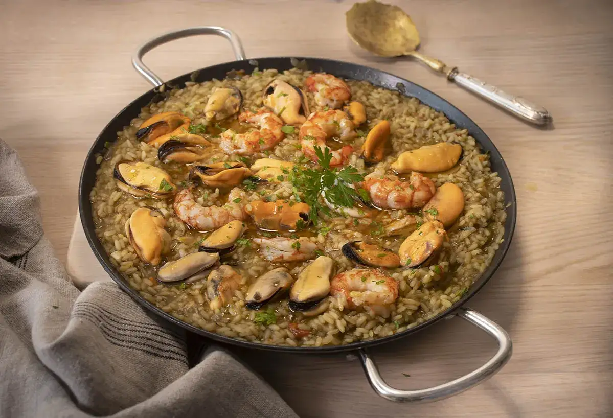 Arroz con mejillones y gambas, un plato de marisco delicioso y arom&aacute;tico, listo para ser disfrutado.
