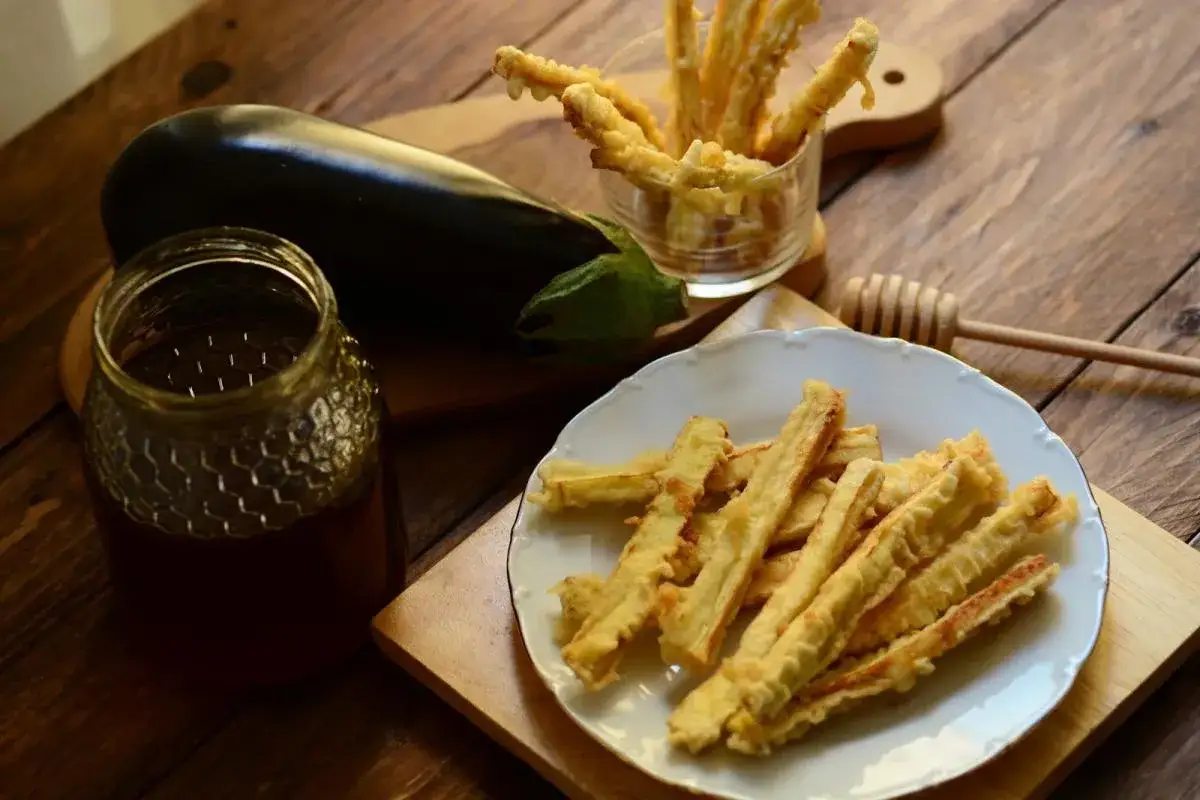 Berenjenas fritas crujientes, listas para ser bañadas en miel dorada. Un plato delicioso y fácil de preparar.
