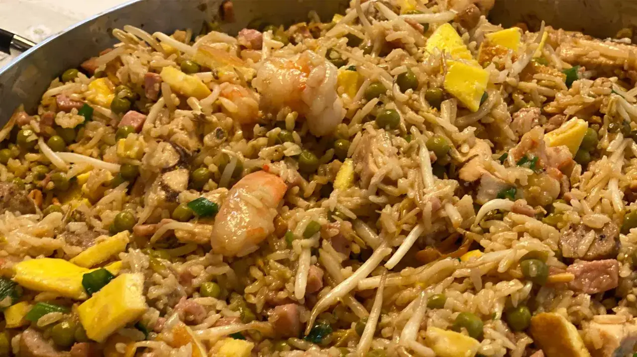 Arroz tres delicias con gambas, huevo, guisantes y trocitos de jamón. Un plato lleno de sabor y color.