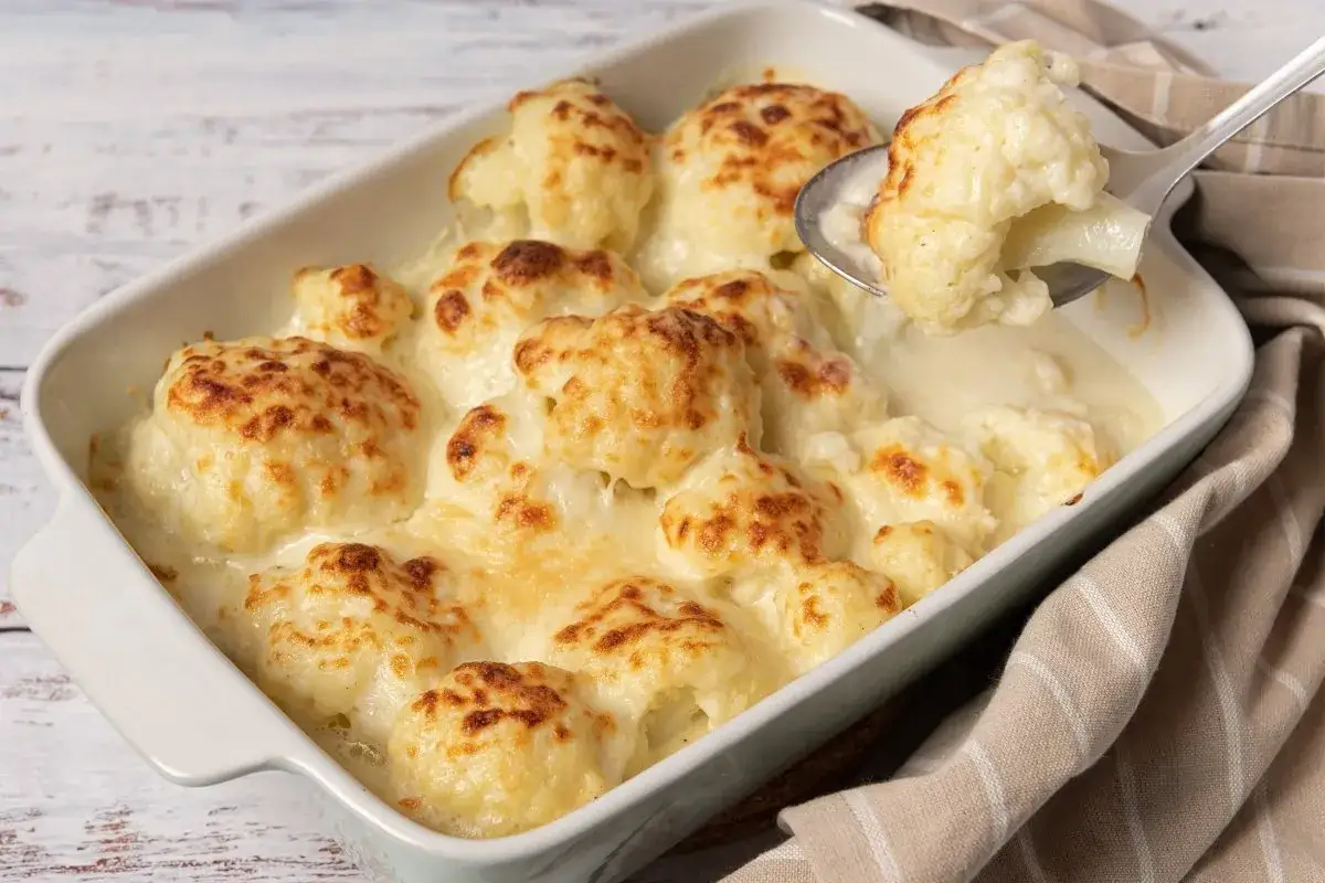 Coliflor gratinada cremosa y dorada, lista para servir. Un bocado perfecto de sabor casero.
