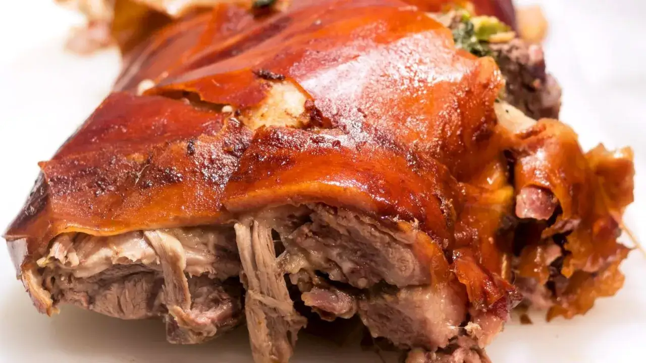 Cochinillo al horno, receta de la abuela. Piel crujiente y carne tierna, un manjar que evoca recuerdos.
