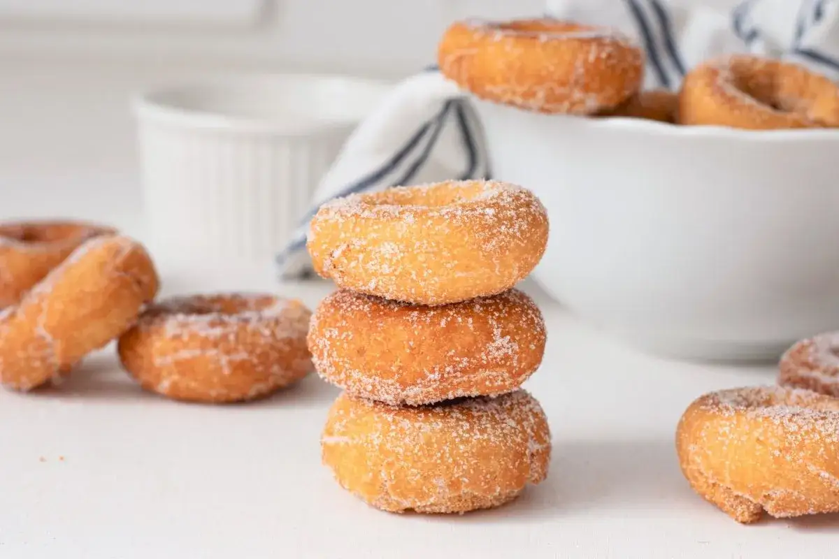 Deliciosas rosquillas azucaradas, perfectas para aprender como hacer rosquillas caseras.