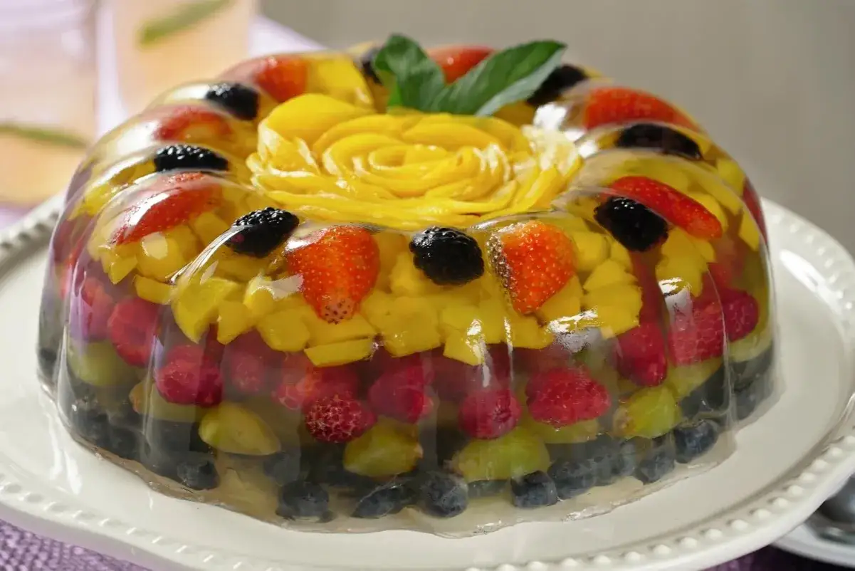 Postres fáciles y coloridos: gelatina con fresas, mango, moras, frambuesas y uvas. ¡Una delicia refrescante!