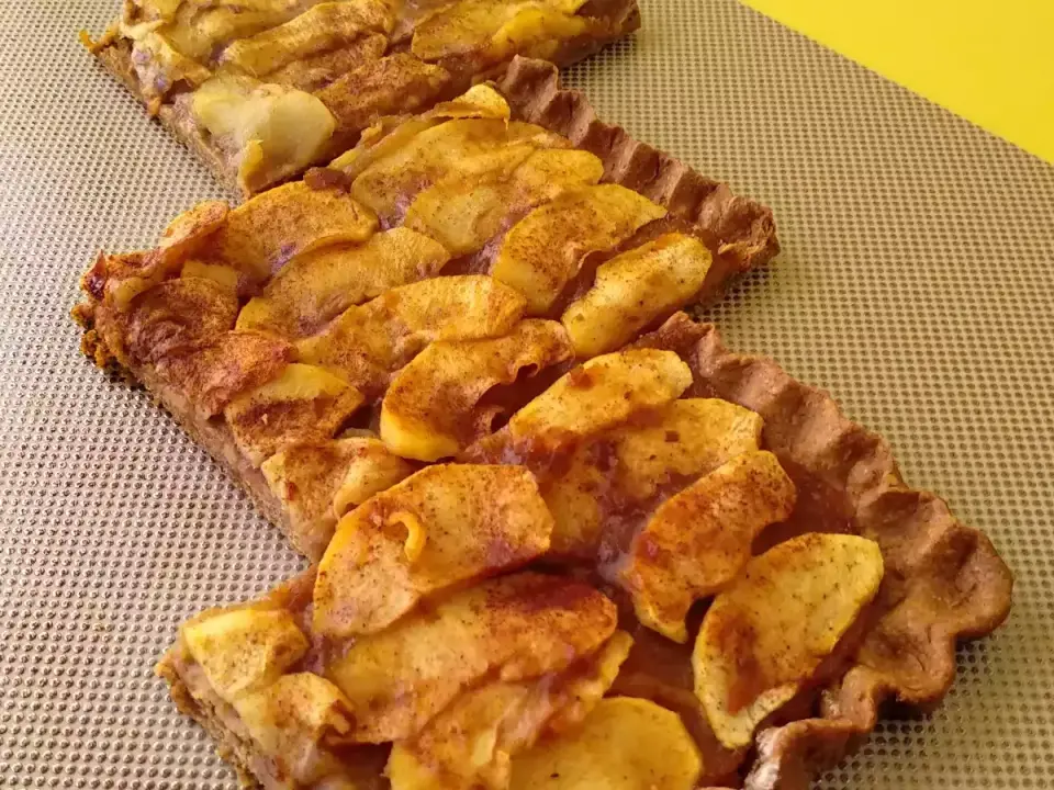 Tarta de manzana casera con base crujiente y fruta equilibrada